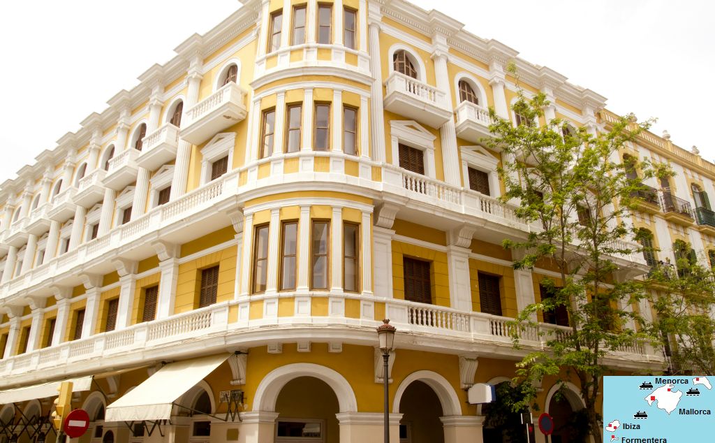 Dit is Hotel Montesol in Ibiza Stad. Het is een goedkoop hotel in de havenwijk La Marina. Het hotel ligt in een levendige buurt met winkels en veel bars en clubs.Tip: Leuke plaatsen op Ibiza.